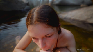 Надеюсь, никто не видит, как мы трахаемся на водопаде!