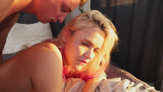 Утренний секс с анальным проникновением в красивую русскую блондинку Novella Night